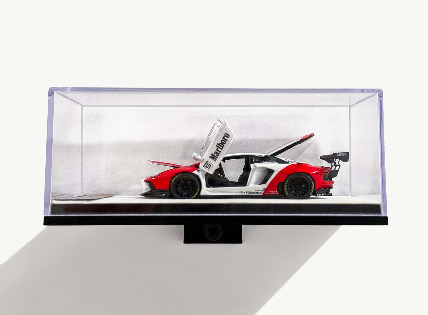 Easy-to-mount display shelf