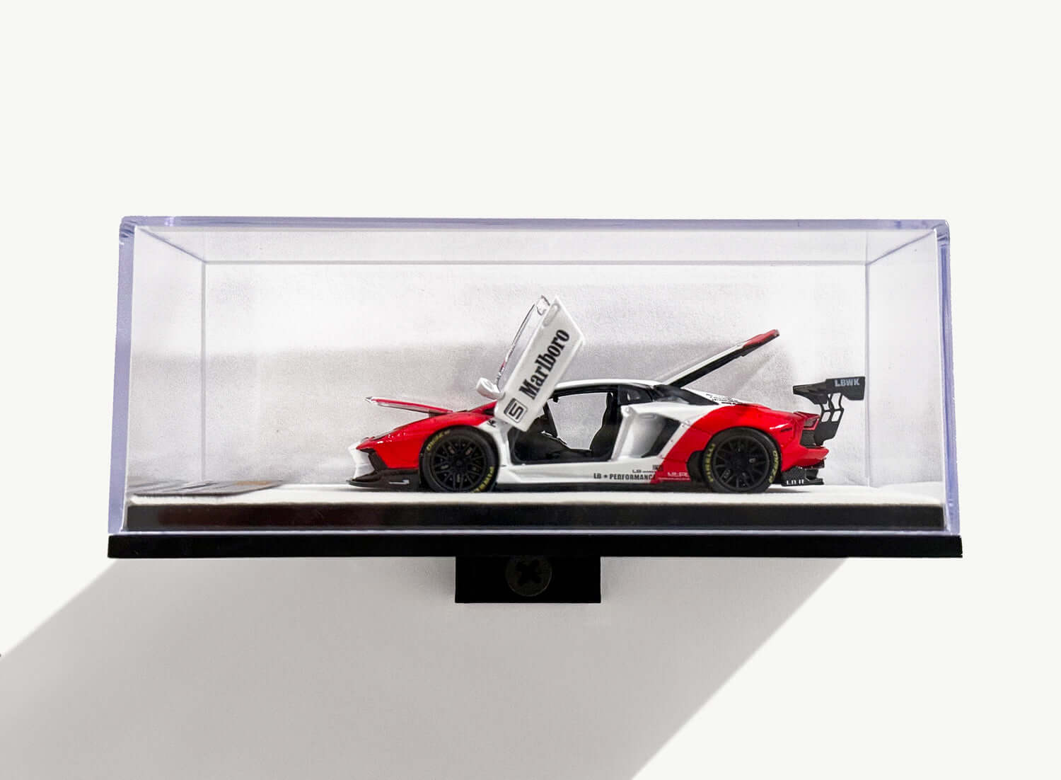 Easy-to-mount display shelf
